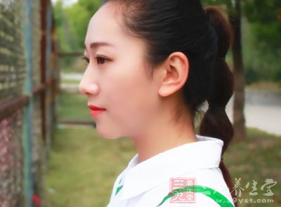 将左脚尖向右脚内侧 将左脚尖向右脚内侧