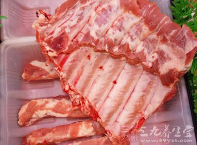 排骨洗净斩块,汆水捞起 排骨洗净斩块,汆水捞起