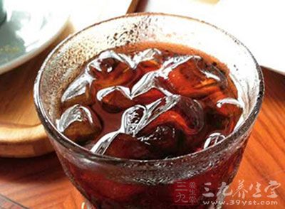 　碳酸飲料多飲腐蝕牙齒易結(jié)石