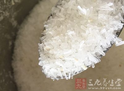 在炒菜的时候总会加点味精使菜变得更加有味呢