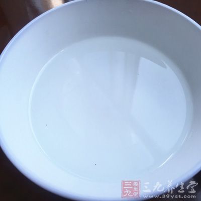 先飲一大杯淡鹽開水