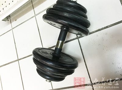 双手各握一个3～8磅（1。4～3。6公斤）的哑铃