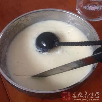 多喝豆?jié){和牛奶，多吃蔬菜肉類等含鈣量高的食物