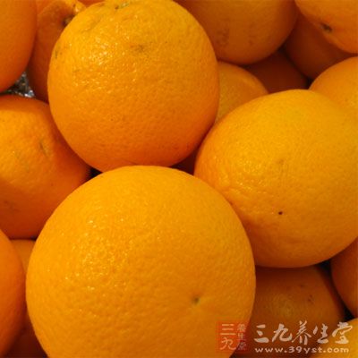 橙子中维生素C的含量高，能软化血管
