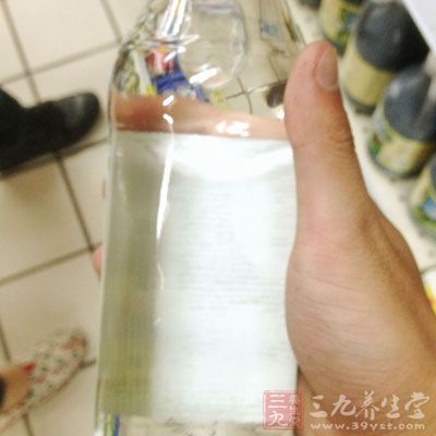 在温水中加入1～2汤匙白醋