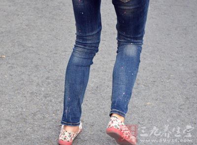 追求骨感、节食享“瘦”的女性