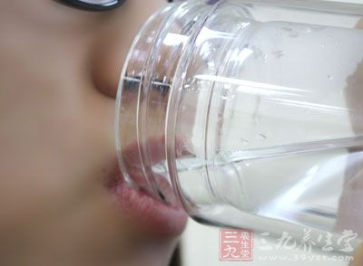 喝水是女人每天必须做的一件事 喝水是女人每天必须做的一件事