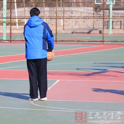 篮球投篮技巧 篮球行进间投篮的技巧(2)