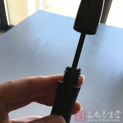 如果你记不得睫毛膏是什么时候买的，那就扔掉它