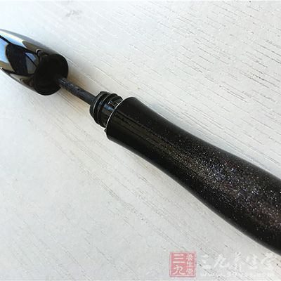 相信很多MM都知道毛膏涂抹后睫毛就会变硬