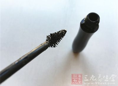 有部分的睫毛膏在使用后是很难清洗干净的