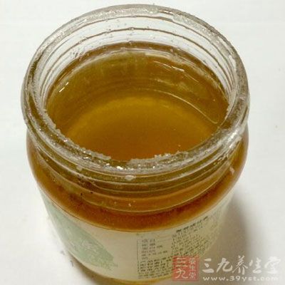 晨起空腹饮一杯淡盐水或蜂蜜水