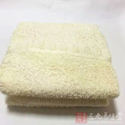 用热毛巾敷上5-10分钟，加强血液循环