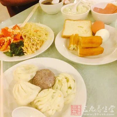 早餐摄入的能量应占到全天总能量的25%~30% 早餐摄入的能量应占到全天总能量的25%~30%