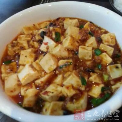 特别是石膏豆腐,里面含有很多钙质,多吃容易引起结石 特别是石膏豆腐,里面含有很多钙质,多吃容易引起结石