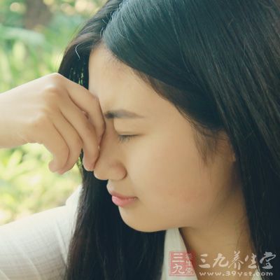 此时青年女性患者可有不同程度的多毛症与男性化表现，即闭经、喉结出现与声音低沉等异常