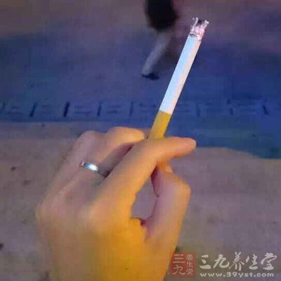 特别是对于那些抽烟的男人，常因吸烟引起哮喘发作