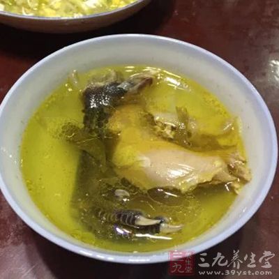 瓦锅洗净,放进老母鸡 瓦锅洗净,放进老母鸡