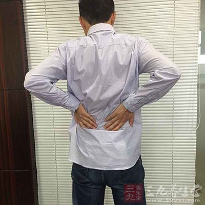 约40%～50%都有腰部和上腹部间歇发作的疼痛史