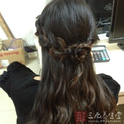 梳头发时,尽量不要使用塑料梳 梳头发时,尽量不要使用塑料梳