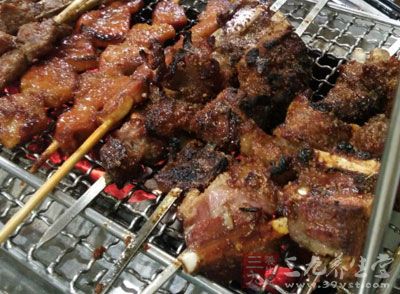 烤肉油脂滴到高温木炭