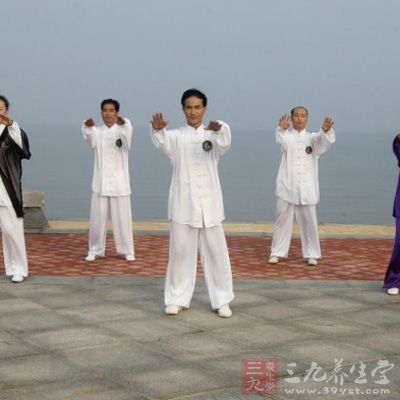 養(yǎng)生運(yùn)動(dòng)如打太極拳、散步，都是不錯(cuò)的選擇