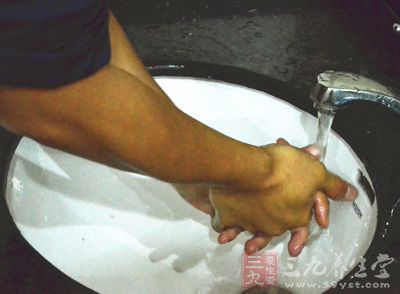 再用流动水冲洗，以避免与水接触后产生大量热