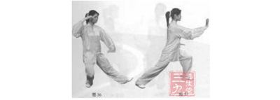 右臂屈肘，右手收至耳旁