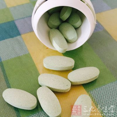 非甾體類抗炎藥適用于有低熱、關節(jié)癥狀、皮疹和心包及胸膜炎的患者