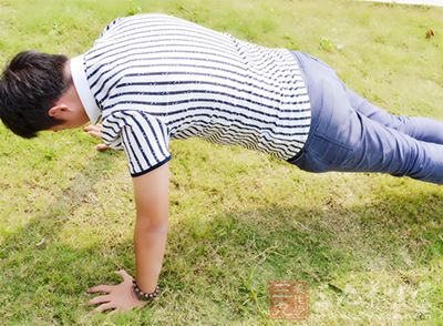 用拳或用手掌作为支撑点 用拳或用手掌作为支撑点