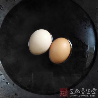 讓寶寶多吃海產(chǎn)品、豆制品、奶制品、雞蛋、根莖類蔬菜