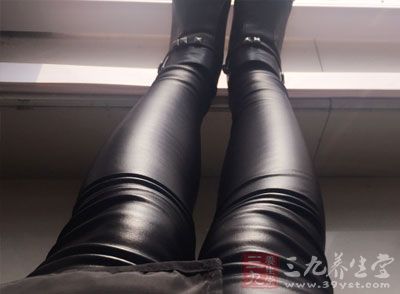 双腿弯曲，重心下压，身体略微前倾