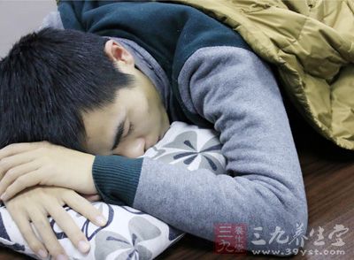 注意睡眠体位：头高脚低右侧卧位