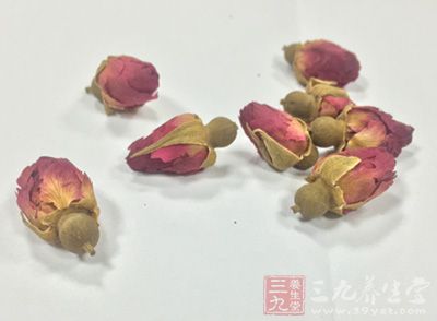 将玫瑰花瓣洒在温水中