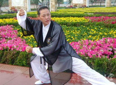 双腿前后相距一步远，前腿与后腿的膝部弯曲