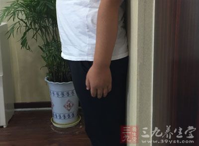 并步直体站立，上体前屈30度