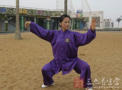 由上而下击打鼻骨，一击即断碎