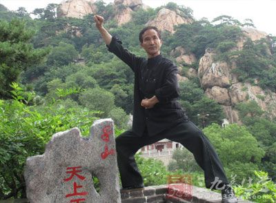 上手刀要把头护起来，前手刀稍弯曲一点