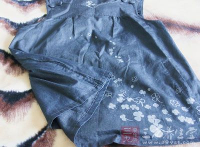 孕妇防辐射服是将金属纤维配合织物一起织成布料