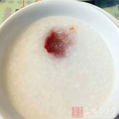 稀飯或小米粥除含多種營養(yǎng)成分外，還有利大便排出