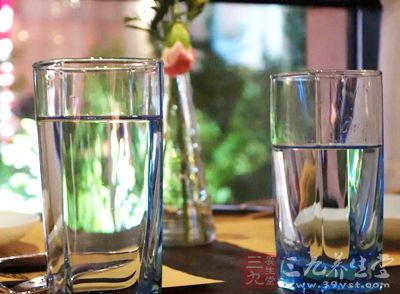 每天饮用8杯水就能令你的肌肤远离干燥的烦恼吗