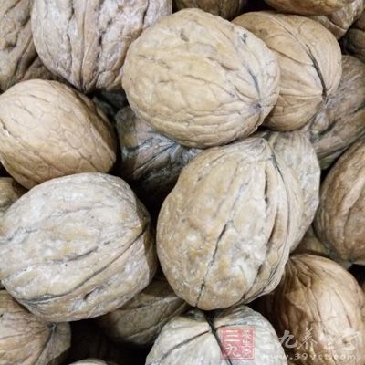 投入粘满糖汁的核桃肉，用文火炸至金黄色