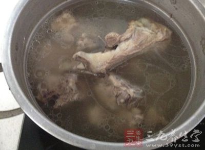 骨头汤的营养价值尚不及牛奶的1/10 骨头汤的营养价值尚不及牛奶的1/10