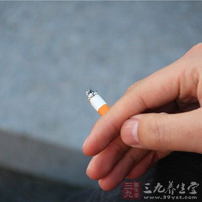 如果女性在这种二手烟的环境下过久，也面临着和吸烟女性同样的风险
