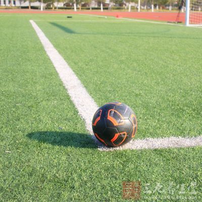 足球的规则 关于足球场地及用球规则介绍(2)