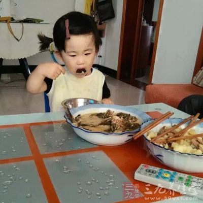 小孩子从五六岁开始换牙