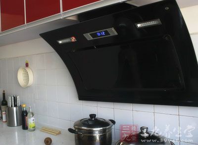 而且把厨房健身和洗菜、做饭结合起来 而且把厨房健身和洗菜、做饭结合起来