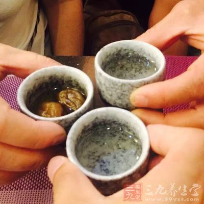 如今很多男性在应酬的时候，都少不了烟和酒这两样东西