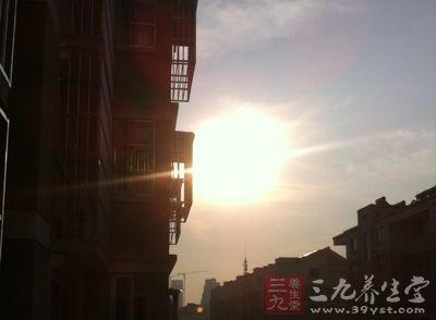 看着火辣辣的太阳 看着火辣辣的太阳