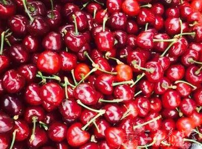 樱桃汁能帮助面部皮肤嫩白红润、去皱清斑，是不少美白产品的爱